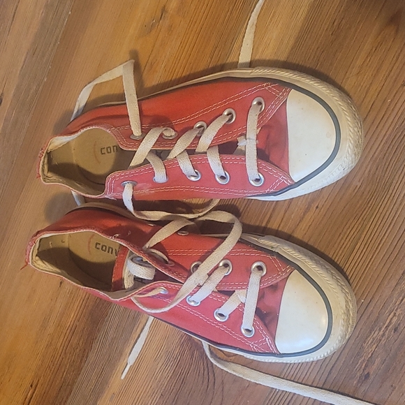 Converse All starts low top. Red.. size 4. I'm a 7 and the fit me. Maybe they - Picture 3 of 6